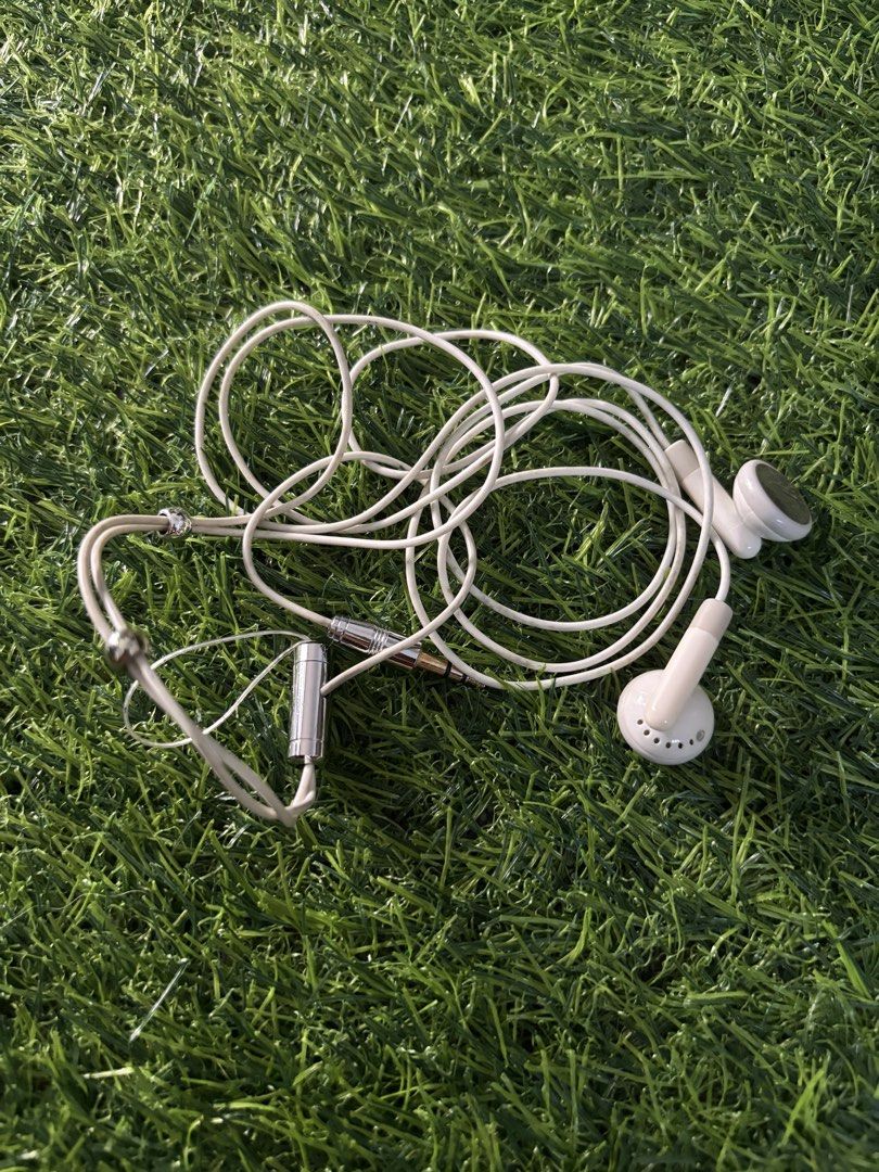 150 each Wired Earphones with 3.5mm Jack (Category: Earphones) located in Makati City. Submitted by rare_thrift_stuff (Listing ID 1470612705, Image 2). Description: - Bundle of 3 wired earphones (2 white, 1 black) - Features standard 3.5mm headphone jacks - Built-in microphone and remote controls - Mix of standard in-ear and earbud styles - Great budget-friendly backup option.