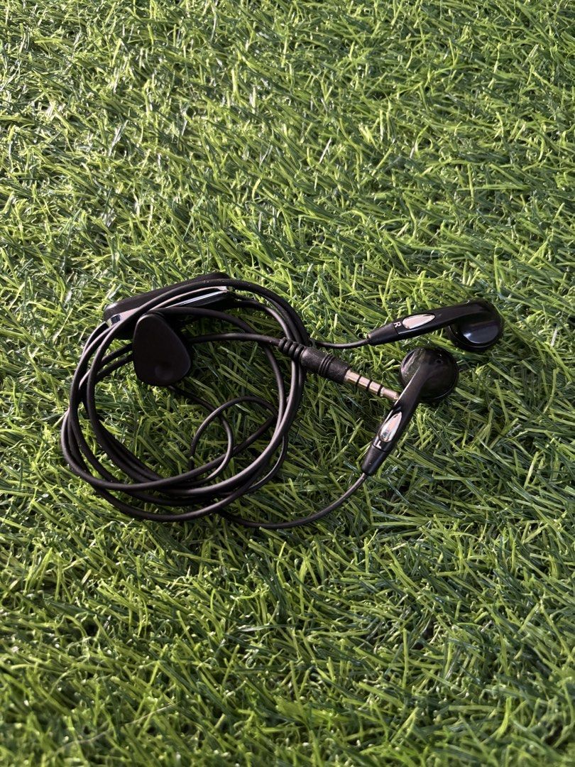 150 each Wired Earphones with 3.5mm Jack (Category: Earphones) located in Makati City. Submitted by rare_thrift_stuff (Listing ID 1470612705, Image 3). Description: - Bundle of 3 wired earphones (2 white, 1 black) - Features standard 3.5mm headphone jacks - Built-in microphone and remote controls - Mix of standard in-ear and earbud styles - Great budget-friendly backup option.