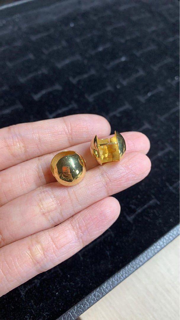 18k Gold ball huggie earrings (Category: Earrings) located in Pasig City. Submitted by kdshp (Listing ID 1470639395, Image 2). Description: 7499 x 3.6 =26,996.4 New Rfs: change of mind.