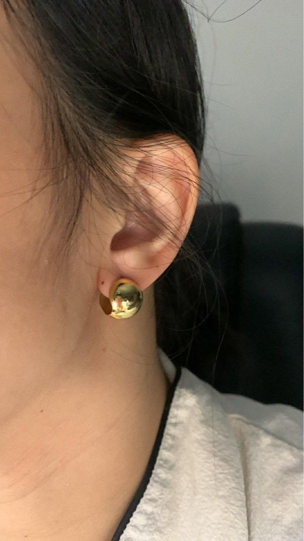 18k Gold ball huggie earrings (Category: Earrings) located in Pasig City. Submitted by kdshp (Listing ID 1470639395, Image 1). Description: 7499 x 3.6 =26,996.4 New Rfs: change of mind.