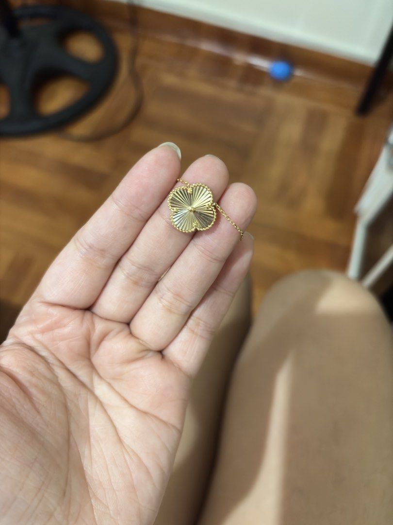 18k Vca Necklace (Category: Necklaces) located in Manila. Submitted by cathyyybelle (Listing ID 1470648464, Image 1). Description: Brand new Rfs: need funds Lbc.
