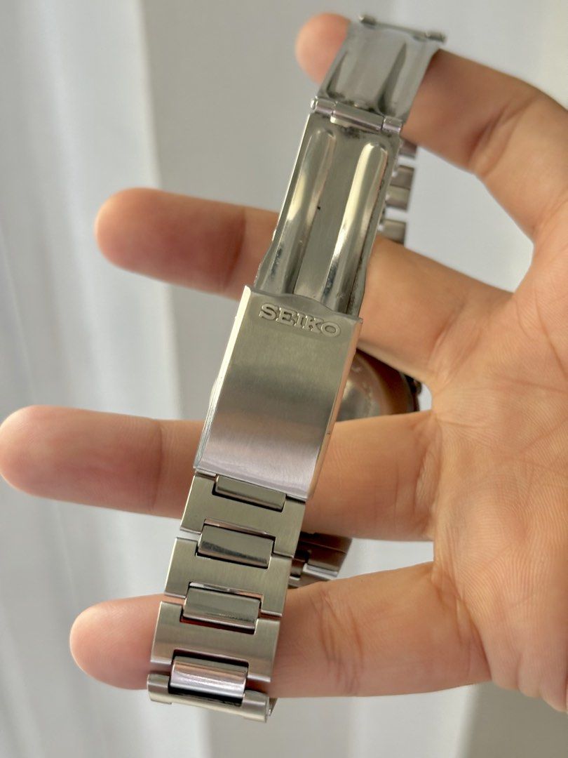 1981 Seiko 5 (Category: Luxury Watches) located in Bulacan. Submitted by whatsonyourwristmnl (Listing ID 1470622996, Image 3). Description: SEIKO 5 AUTOMATIC | REF. 6309-611A Classic vintage Seiko 5 featuring a distinctive dark green dial, day-date display, and stainless steel bracelet. • Case Size: Approx. 37mm (unverified) • Movement: Seiko 6309 automatic • Dial: Dark green • Case & Bracelet: Stainless steel • Functions: Day and date • Birth Ye