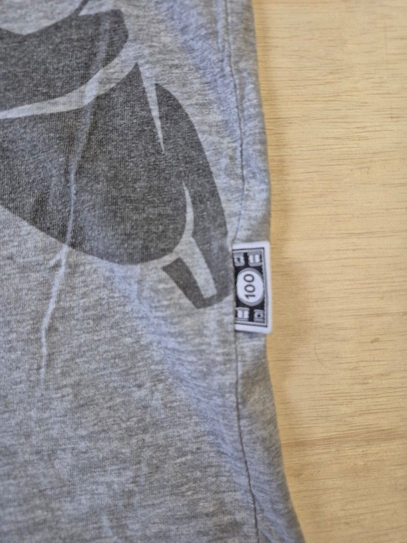 21/28 (Category: Tshirts & Polo Shirts) located in Kuala Lumpur. Submitted by yazedstore (Listing ID 1470714607, Image 3). Description: follow my tiktok acc yazed store @ second era Pit to pit :21 Labuh: 28 Condition : 7.5/10 ( ada pinhold kecik kt blkng ) Size on Tag : L 📍 COD Setia Alam 📦 Kawasan jauh, kita post sahaja. #BundleMalaysia #SecondEra #Vintage.