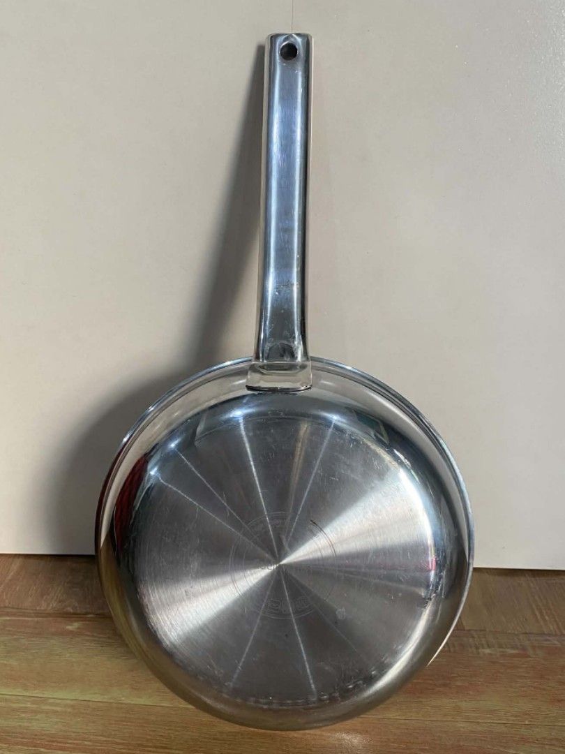 24 cm Edelkochen sts Fry pan (Category: Cookware & Accessories) located in Manila. Submitted by bernadette62551 (Listing ID 1470650579, Image 2). Description: Edelkochen 24cm Gas/Induction In Pristine condition Made in Vietnam.