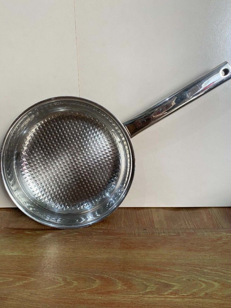 24 cm Edelkochen sts Fry pan (Category: Cookware & Accessories) located in Manila. Submitted by bernadette62551 (Listing ID 1470650579, Image 3). Description: Edelkochen 24cm Gas/Induction In Pristine condition Made in Vietnam.