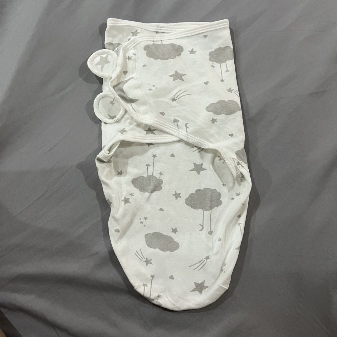 2 pcs. Baby Swaddle (Category: Babies & Kids Fashion) located in Makati City. Submitted by happycloset5 (Listing ID 1470614780, Image 3). Description: - Set of 2 newborn swaddles: 1 plain white and 1 grey with clouds and stars pattern - Soft and stretchy fabric keeps your baby comfortable - Secure Velcro tabs ensure a snug and cozy fit - Easy-to-use design for hassle-free sleep time wrapping.