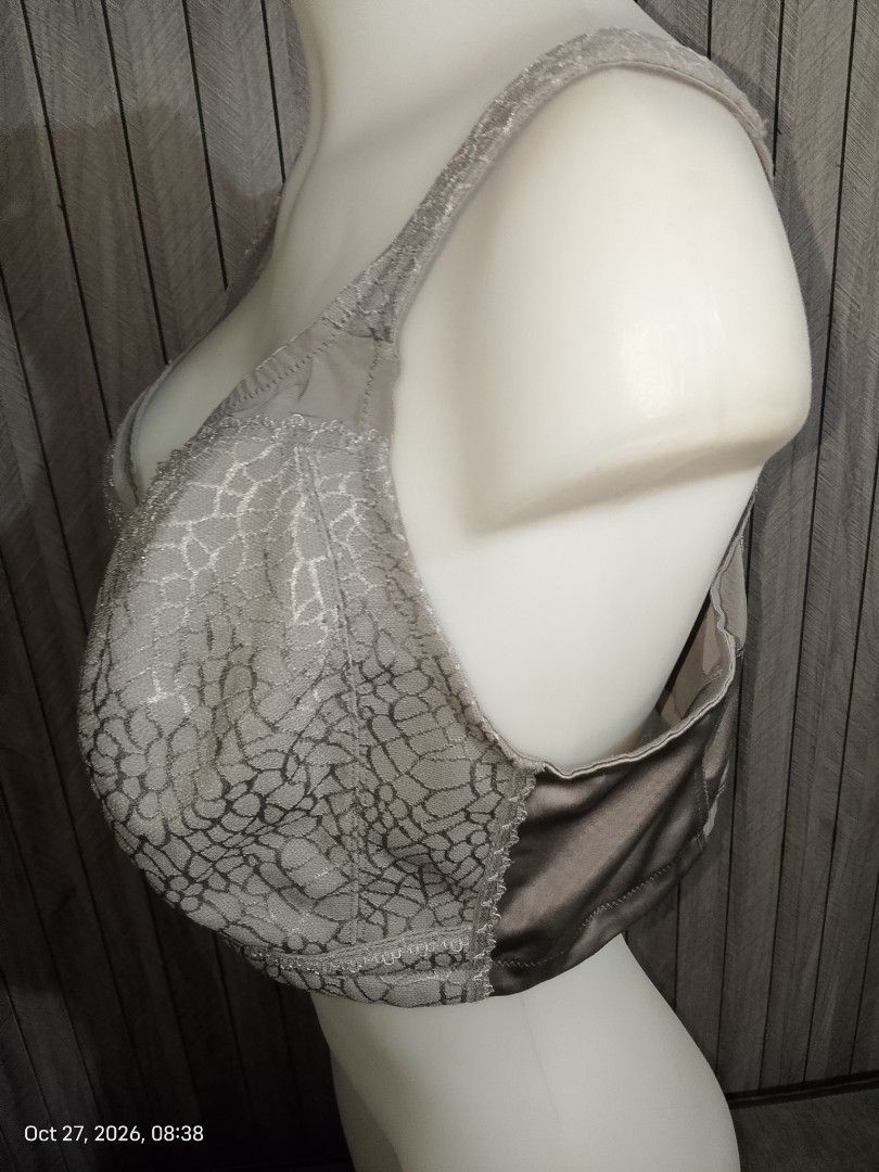 42dd grey bra nonwire no pads front closure (Category: Undergarments & Loungewear) located in Manila. Submitted by truecrystal-1407 (Listing ID 1470561073, Image 2). Description: .