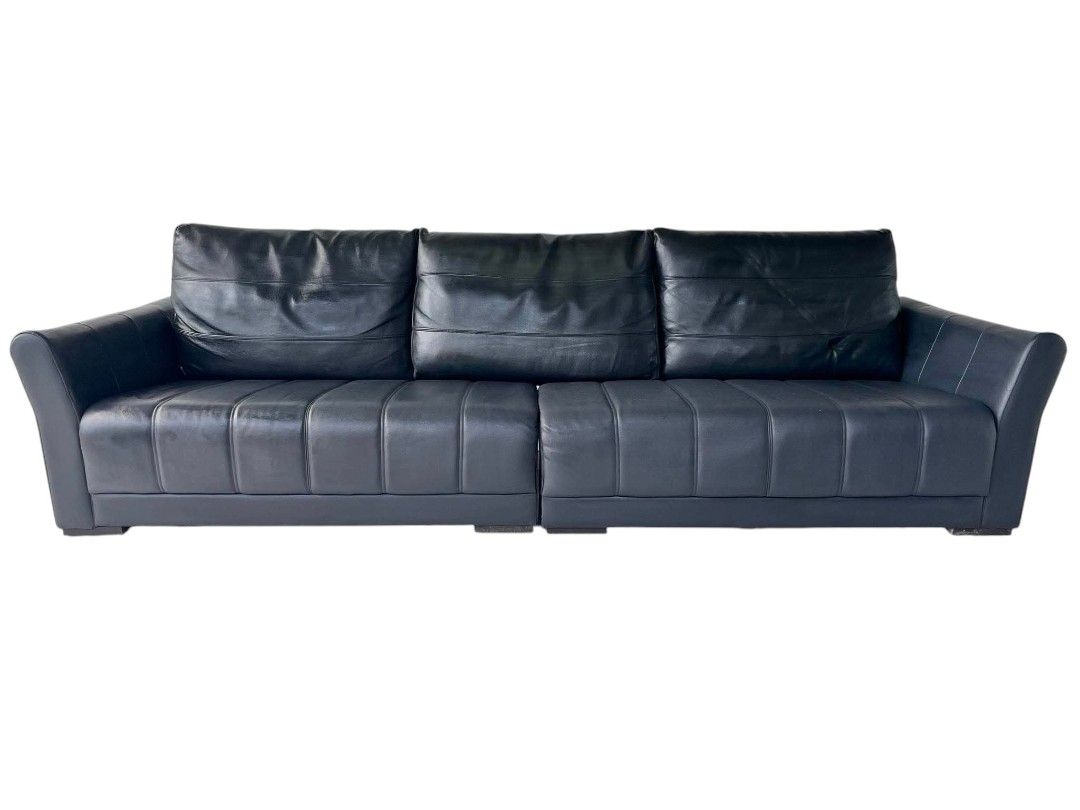 5-6 SEATER GENUINE LEATHER SOFA (Category: Sofas) located in Mexico. Submitted by mgracejapansurplus (Listing ID 1470610181, Image 1). Description: NEW ARRIVAL 🇯🇵 5-6 SEATER GENUINE LEATHER SOFA✨ - Big Size 5–6 Seater Genuine Leather Sofa - Spacious black genuine leather sofa, modern panel design - Solid structure, very heavy & durable - Condition note: Has visible scratches — priced low accordingly, still very usable - Dimensions: L113" × W36"