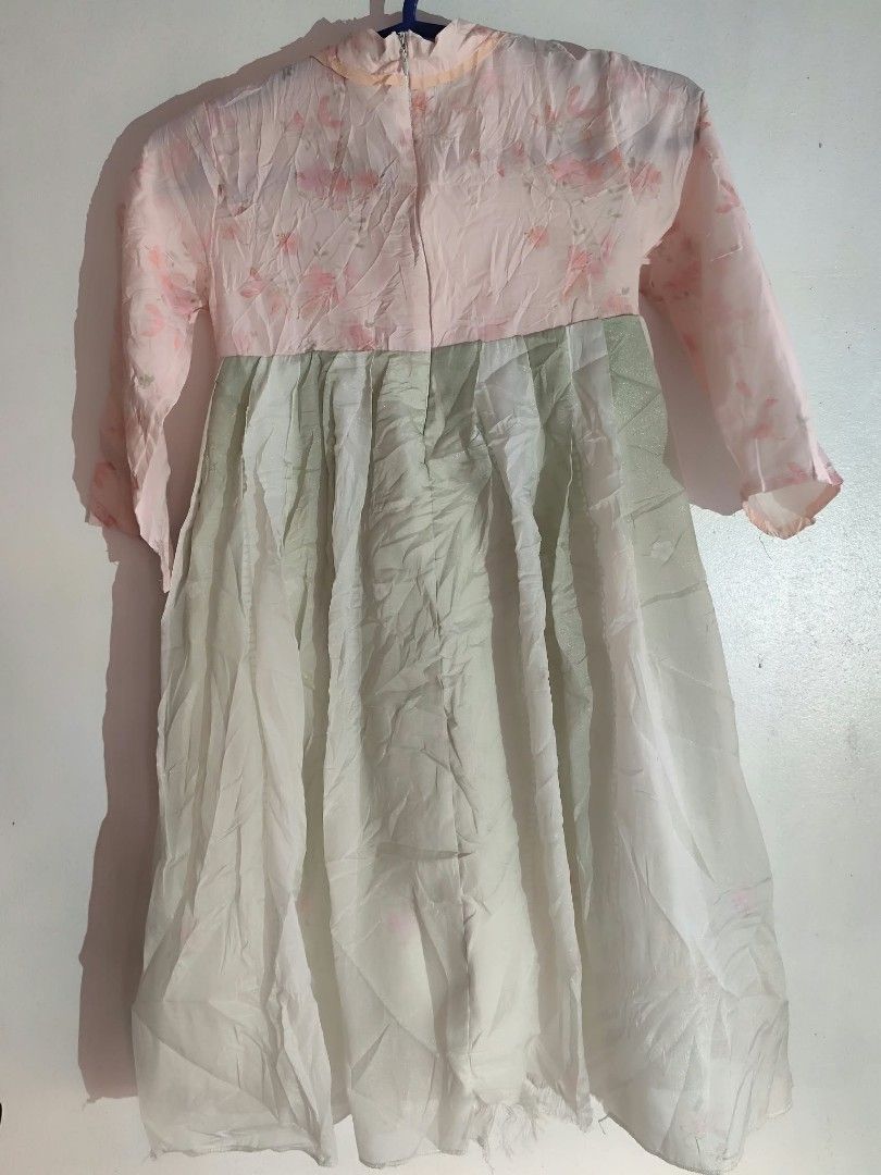 (5-7) Kids Hanfu (Category: Babies & Kids Fashion) located in Paranaque City. Submitted by closetbykimkirsten (Listing ID 1470633547, Image 2). Description: ✨𝗛𝗔𝗡𝗙𝗨✨ 🌻𝐂𝐨𝐧𝐝𝐢𝐭𝐢𝐨𝐧: Good Used ⚡𝐖𝐨𝐫𝐤𝐢𝐧𝐠 𝐙𝐢𝐩𝐩𝐞𝐫 ✨ May tastas sa baba see photo 🌸𝐒𝐢𝐳𝐞: 5 to 7yrs old 🔅𝐈𝐧𝐜𝐡: L-27 / W-11 🔺All Items are PRELOVED in good condition. 🔺Please do manage your expectations. 🔺WASH before USE‼️ 🔺BUY at your own RISK‼️ ❌NO RETURN,