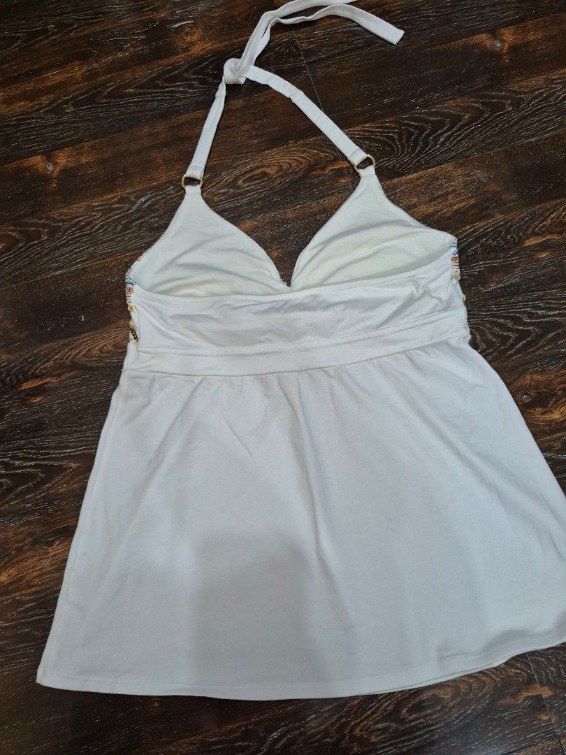 90's White Halter Top (Category: Sleeveless) located in Santa Cruz. Submitted by deenem (Listing ID 1470568199, Image 3). Description: Like New😍👌 No flaws👌 Large on Tag Can fit M-L Asian.