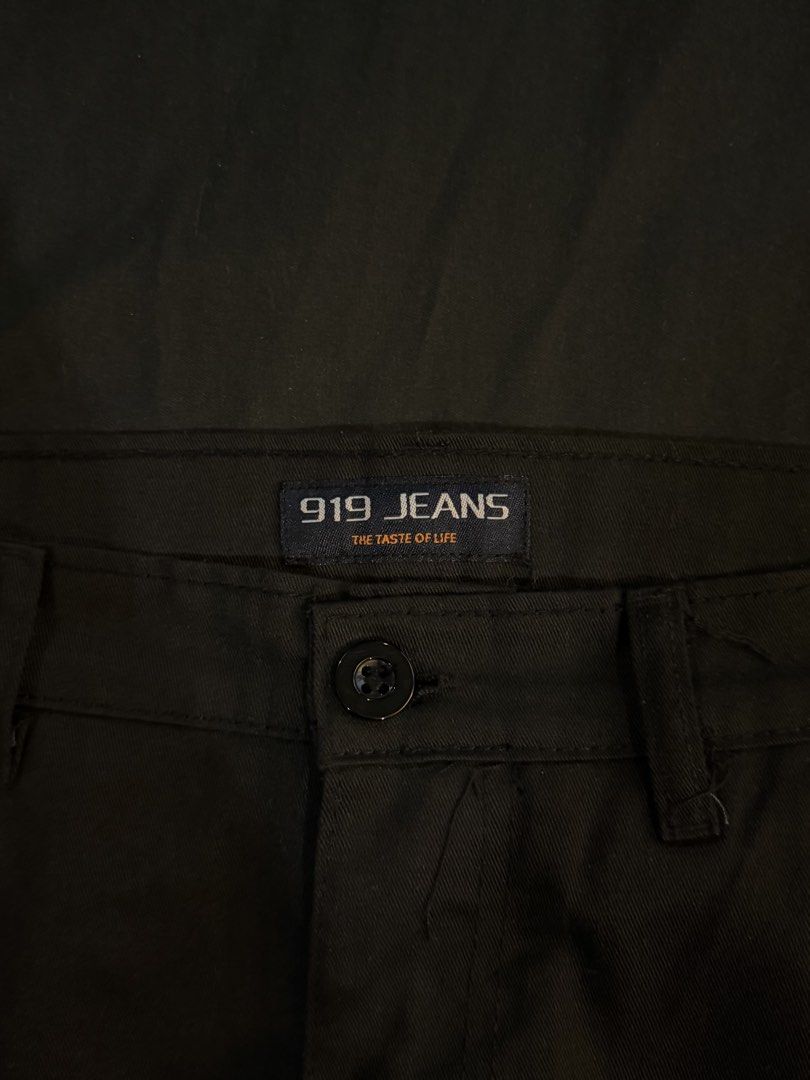 919 Jeans Black Cargo Pants (Category: Jeans) located in Paranaque City. Submitted by preloveditems111 (Listing ID 1470714912, Image 3). Description: - Brand: 919 Jeans - Color: Classic Black - Fit: Straight leg for a relaxed yet structured look - Storage: Multiple functional utility pockets on the sides and back - Details: Structured waistband with button closure and belt loops - Condition: Good everyday staple piece, easy to style for daily wea
