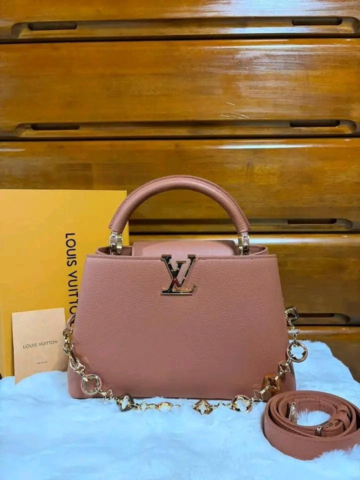 💢 Louis Vuitton Taurillon Leather Capucines BB Tan (Category: Luxury Accessories) located in Kibawe. Submitted by yumicaspia39544 (Listing ID 1470624836, Image 2). Description: Louis Vuitton Taurillon Leather Capucines BB Tan 18,999p pkus sf Like new/Brandnew Colour Tan Taurillon leather Cowhide-leather trim Cowhide-leather lining Resin and gold-toned hardware Double-carry style: flap inside or outside Compartmented interior with 1 zipped pocket