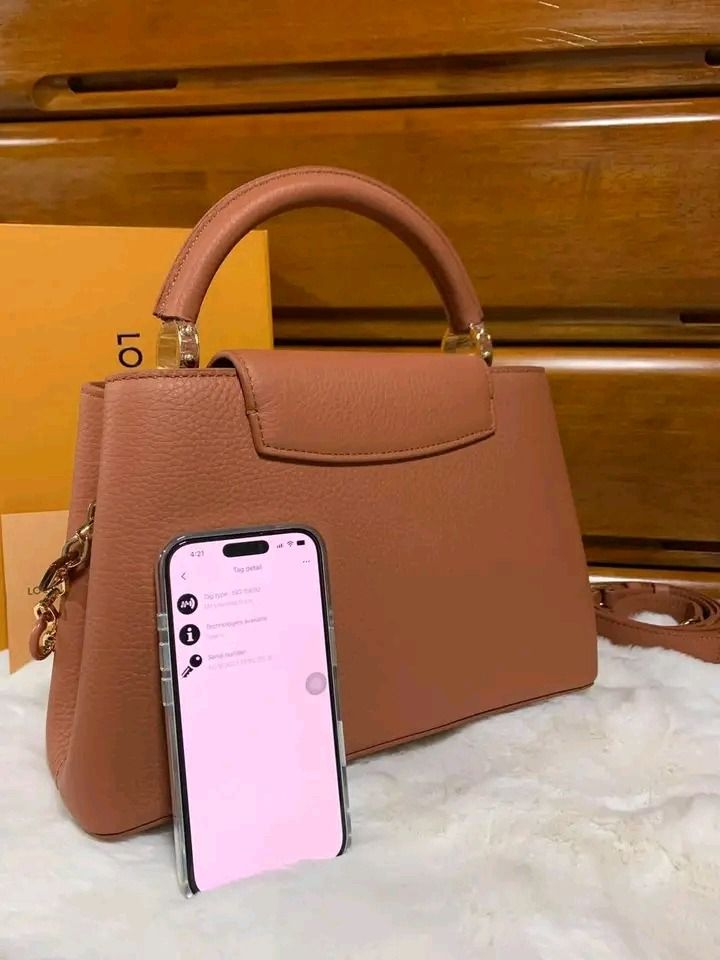 💢 Louis Vuitton Taurillon Leather Capucines BB Tan (Category: Luxury Accessories) located in Kibawe. Submitted by yumicaspia39544 (Listing ID 1470624836, Image 3). Description: Louis Vuitton Taurillon Leather Capucines BB Tan 18,999p pkus sf Like new/Brandnew Colour Tan Taurillon leather Cowhide-leather trim Cowhide-leather lining Resin and gold-toned hardware Double-carry style: flap inside or outside Compartmented interior with 1 zipped pocket