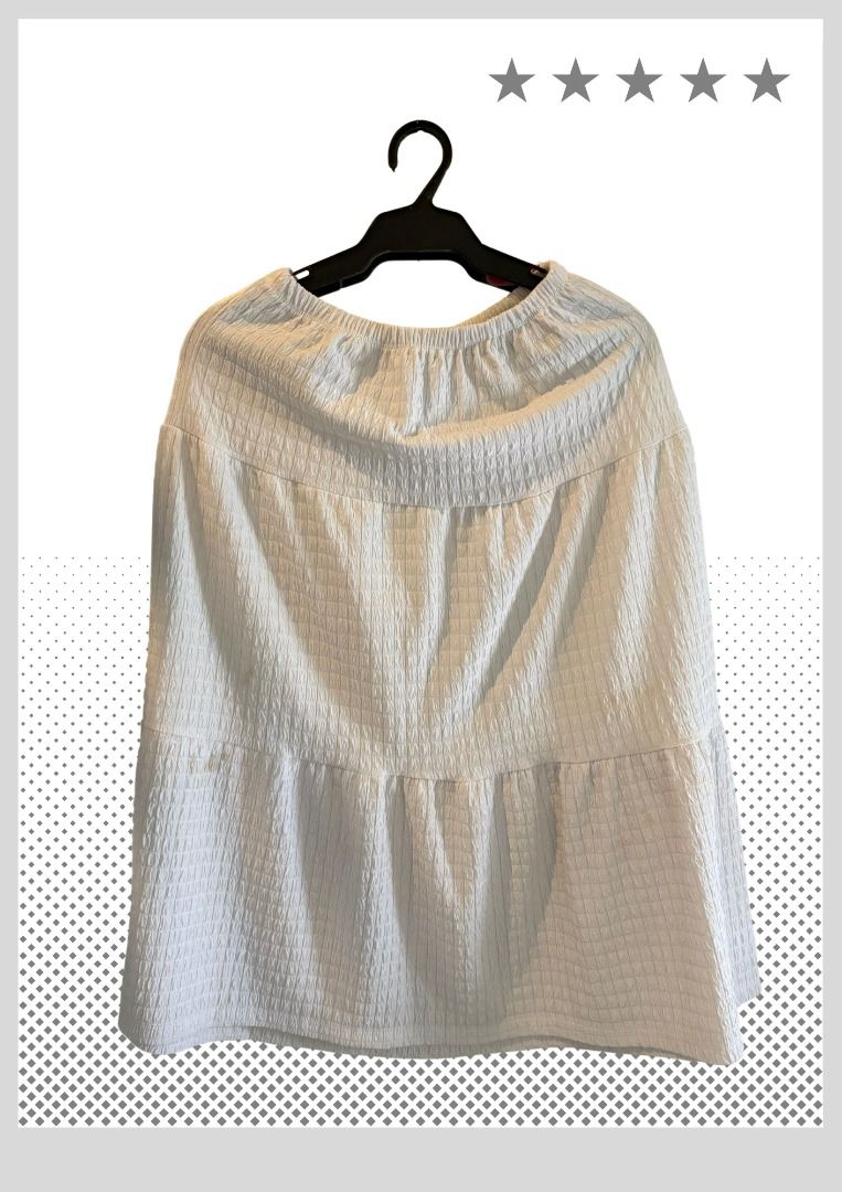 [ pre-loved ] long skirt (Category: Skirts) located in Marikina City. Submitted by gyleudont (Listing ID 1470580196, Image 1). Description: - size: s-l - minimal flaw (stain; barely noticeable).