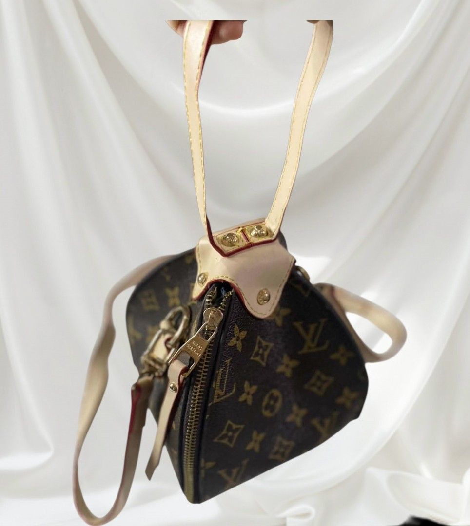 🌸 Rare Monogram Sac Triangle Two Way Bag 🌸 (Category: Cross-body Bags) located in Caloocan City. Submitted by saturday.ph (Listing ID 1470680673, Image 3). Description: This is the vintage Louis Vuitton Monogram Sac Triangle Features: ​Shape & Design: It features a unique, structured geometric triangular silhouette crafted from Louis Vuitton's iconic brown Monogram coated canvas. ​Hardware & Trim: It is complemented by natural Vachetta cowhide 