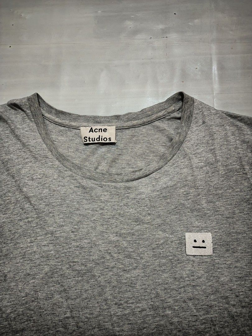 Acne Studios 2010s Face Patch Tee (Category: Tshirts & Polo Shirts ) located in Lapu Lapu. Submitted by rebuild.arkives (Listing ID 1470626062, Image 2). Description: Acne Studios 2010s Face Patch Tee ‎ ‎📏 Size Guide (Inches): ‎Length: 28.5 ‎Width: 20.5 ‎Color: 10/10 ‎Condition: 10/10 ‎Issue: None ‎📝 Heads up: ‎• This is a thrift item so please manage your expectations. ‎• Color may slightly differ due to lighting. ‎• Washed and ready to wear. 