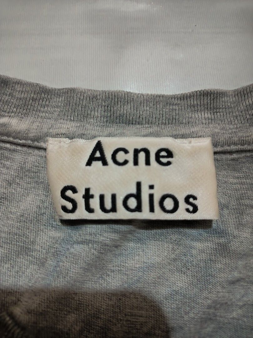 Acne Studios 2010s Face Patch Tee (Category: Tshirts & Polo Shirts ) located in Lapu Lapu. Submitted by rebuild.arkives (Listing ID 1470626062, Image 3). Description: Acne Studios 2010s Face Patch Tee ‎ ‎📏 Size Guide (Inches): ‎Length: 28.5 ‎Width: 20.5 ‎Color: 10/10 ‎Condition: 10/10 ‎Issue: None ‎📝 Heads up: ‎• This is a thrift item so please manage your expectations. ‎• Color may slightly differ due to lighting. ‎• Washed and ready to wear. 