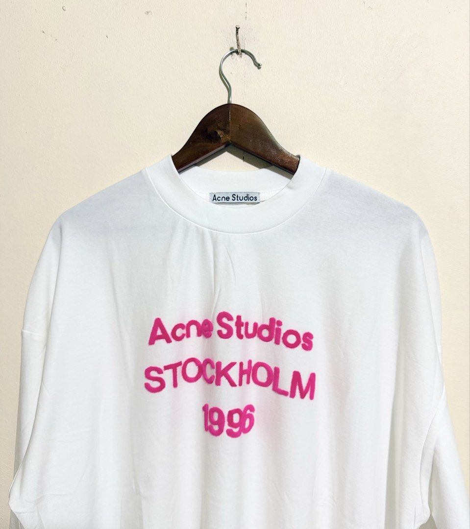 Acne Studios Stockholm 1996" logo on the chest (Category: Activewear) located in Manila. Submitted by mankindarchivesv2 (Listing ID 1470690708, Image 2). Description: Acne Studios Stockholm 1996” logo on the chest relaxed-fit crewneck t-shirt featuring a pink embroidered or flocked “Acne Studios Stockholm 1996” logo on the chest Size : Medium fit Large Measurements: 24 width 28 length Excellent condition / No hidden issue Price : 5000 php Mode of