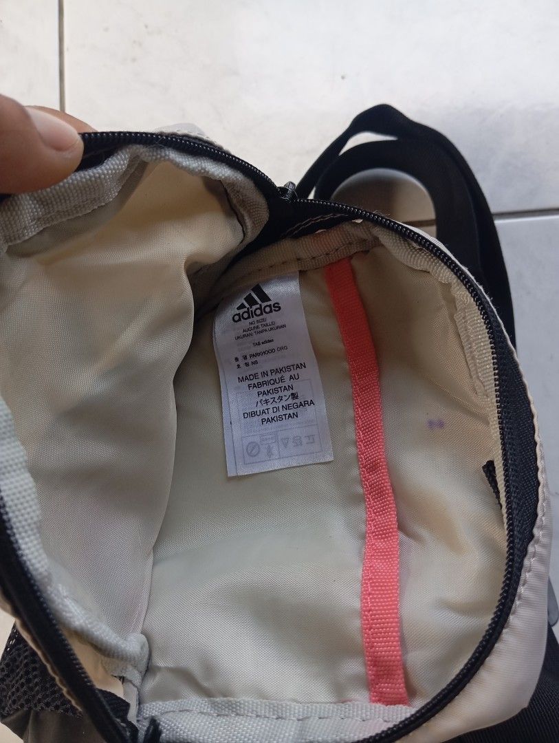 Adidas sling bag (Category: Sling Bags) located in Manila. Submitted by ricobagallon123 (Listing ID 1470602154, Image 3). Description: .