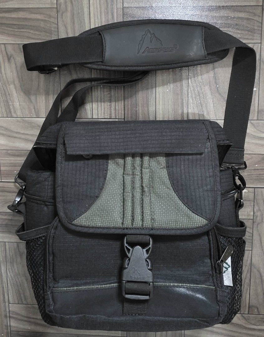 Aerfies DSLR Camera Shoulder Belt Bag (Category: Camera Bags & Carriers) located in Quezon City. Submitted by trickstercollect (Listing ID 1470694041, Image 1). Description: Brand: Aerfies Condition: Excellent Meet up: Trinoma or LRT 2 Anonas Shipping/Delivery: Lalamove LBC - Weekdays J&T - Weekends.