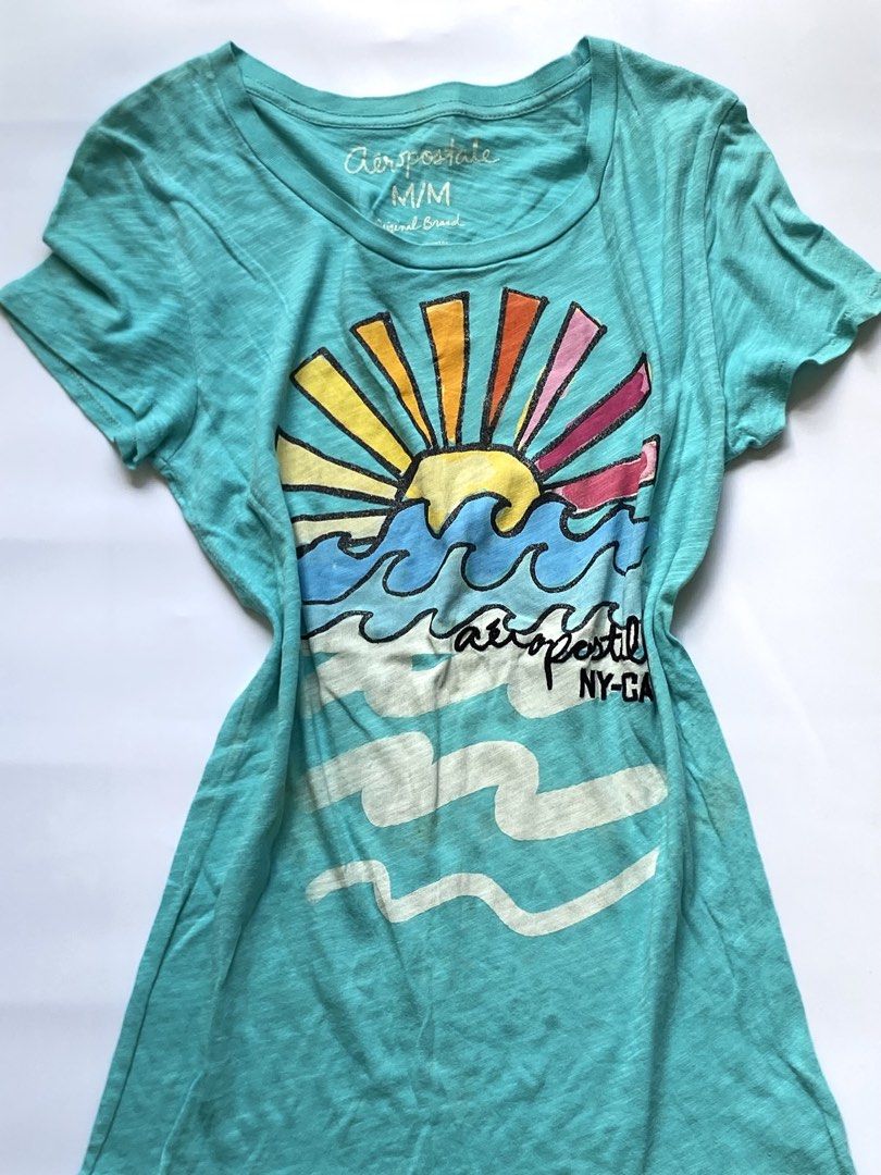 Aeropostale Turquoise Graphic Tee (Category: Tshirts & Polo Shirts ) located in Manila. Submitted by petalfinds_ (Listing ID 1470647126, Image 1). Description: ˚⊱🪷⊰˚ summer teal shirt ౨ৎ 𝐛𝐫𝐚𝐧𝐝: aeropostale ౨ৎ 𝐬𝐢𝐳𝐞: small to medium 🫧⋆｡˚ 𝐝𝐞𝐭𝐚𝐢𝐥𝐬: PRETTYYY! with stains lang siya. not sure if washableee since not washed pa yung item 💞 aside from that, wala nang issue! 🪷 ─── ⋆⋅☆⋅⋆ ── 「 ✦ 𝐍𝐎 𝐂𝐎𝐃𝐄, 𝐈𝐍𝐕𝐀𝐋𝐈𝐃 𝐌𝐈𝐍𝐄 ✦ 」 �