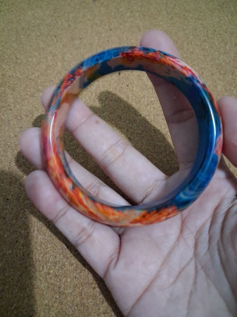Agate nature crystal bangle s58.7mm (Category: Bracelets) located in Candelaria. Submitted by naturecrystal (Listing ID 1470645536, Image 2). Description: Agate nature crystal vaangle s58.7mm, very nice in actual. JUST MESSAGE ME FOR MORE DETAILS. SHIPPING ONLY JNT COURIER.