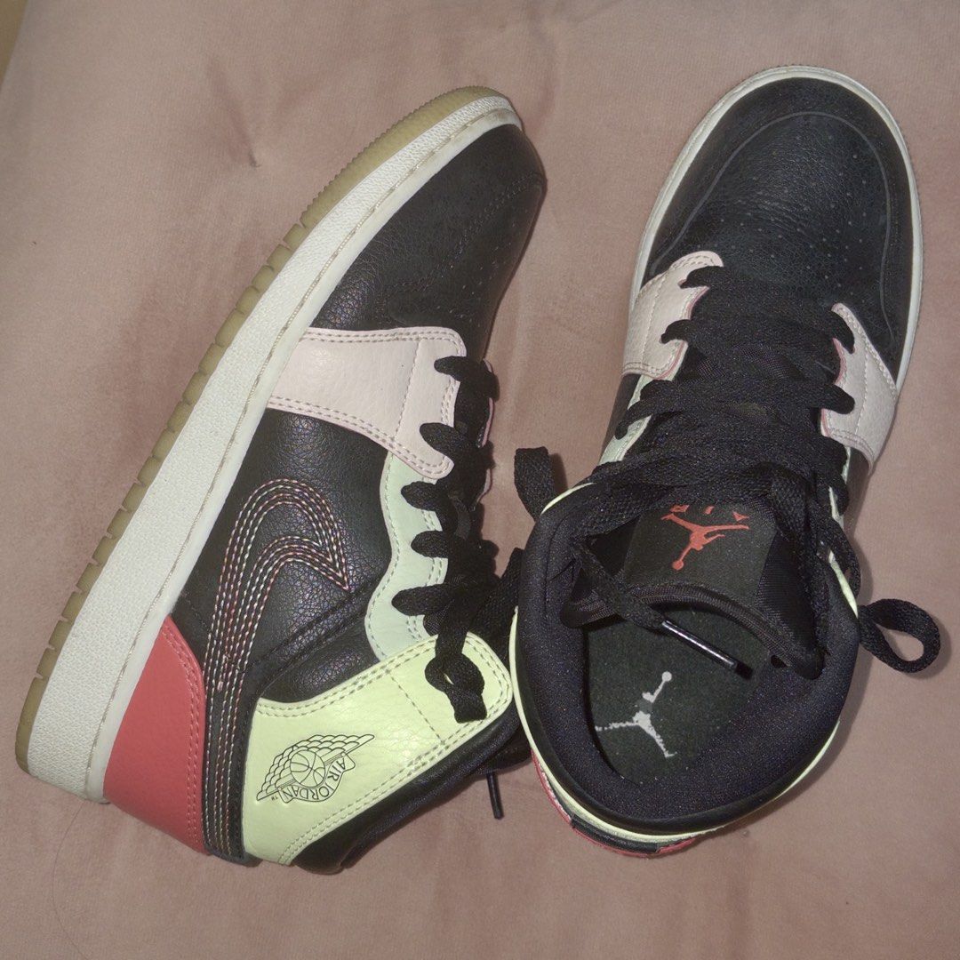 AIR JORDAN 1 HIGH (Category: Sneakers) located in Batangas. Submitted by miuparfait (Listing ID 1470671758, Image 3). Description: AIR JORDAN 1 HIGH CONDITION: 9/10 SIZE: UK 4 / US 4.5Y / EUR 36.5 / CM 23.5 (FITS NARROW AND SMALLER FEET MORE) NOTES: NO BOX, WILL USE A DIFFERENT BOX WITH PF! THIS SHOE GLOWS IN THE DARK BTW! BATANGAS GOTYME (PLS THIS IS NON-NEGO) JNT.