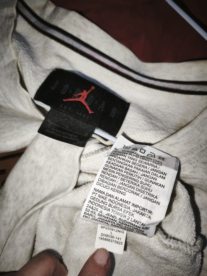 Air Jordan Essential Statement Graphic Fleece Crew Sweatshirt (Category: Coats, Jackets and Outerwear) located in Makati City. Submitted by arasoopawz42627 (Listing ID 1470675202, Image 3). Description: Air Jordan Essential Statement Graphic Fleece Crew Sweatshirt ▪️Large on tag ▪️ condition : 9/10 ▪️color rate: 9/10 ▪️need wash.