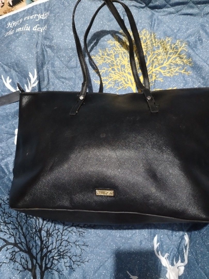 Aldo tote bag (Category: Tote Bags) located in Tanauan. Submitted by tyrone4 (Listing ID 1470738557, Image 1). Description: -black faux-leather tote bag featuring a structured silhouette and a metallic gold-tone logo plate -zipper pocket inside was hard -J&T Courier.
