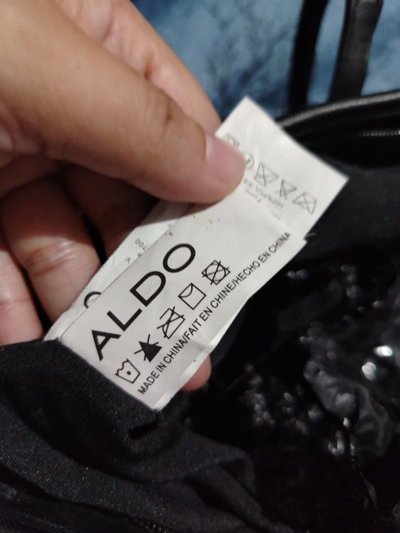 Aldo tote bag (Category: Tote Bags) located in Tanauan. Submitted by tyrone4 (Listing ID 1470738557, Image 3). Description: -black faux-leather tote bag featuring a structured silhouette and a metallic gold-tone logo plate -zipper pocket inside was hard -J&T Courier.