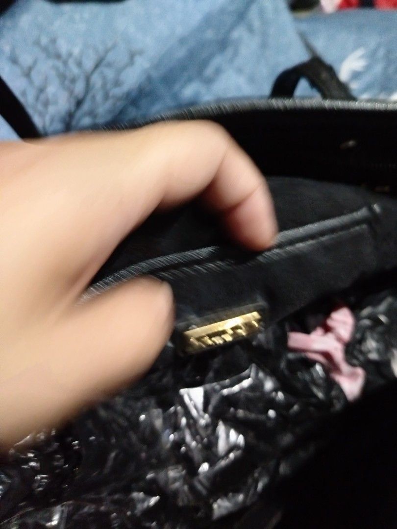 Aldo tote bag (Category: Tote Bags) located in Tanauan. Submitted by tyrone4 (Listing ID 1470738557, Image 2). Description: -black faux-leather tote bag featuring a structured silhouette and a metallic gold-tone logo plate -zipper pocket inside was hard -J&T Courier.