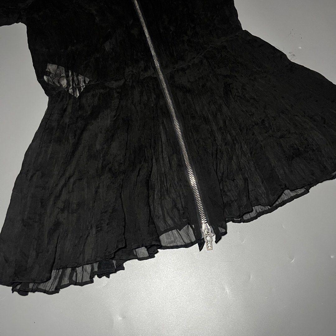 Alexander Mcqueen (Category: Dresses) located in Manila. Submitted by lostendfound1008 (Listing ID 1470585777, Image 2). Description: Alexander Mcqueen Size: medium Dimension Width: Length: Good condition Price: 2500 MOD: Gcash / Maribank Courier: J&T / Lalamove 📍Metro Manila / Sampaloc Hmu.