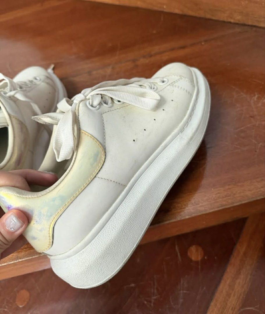 Alexander McQueen Oversized Sneaker White Iridescent Heel (Category: Sneakers) located in Paranaque City. Submitted by kaonakeimi (Listing ID 1470697903, Image 2). Description: ORIGINAL ALEXANDER MCQUEEN WHITE HILOGRAPHIC WOMEN SIZE 7 BOUGHT FROM STOCKX .