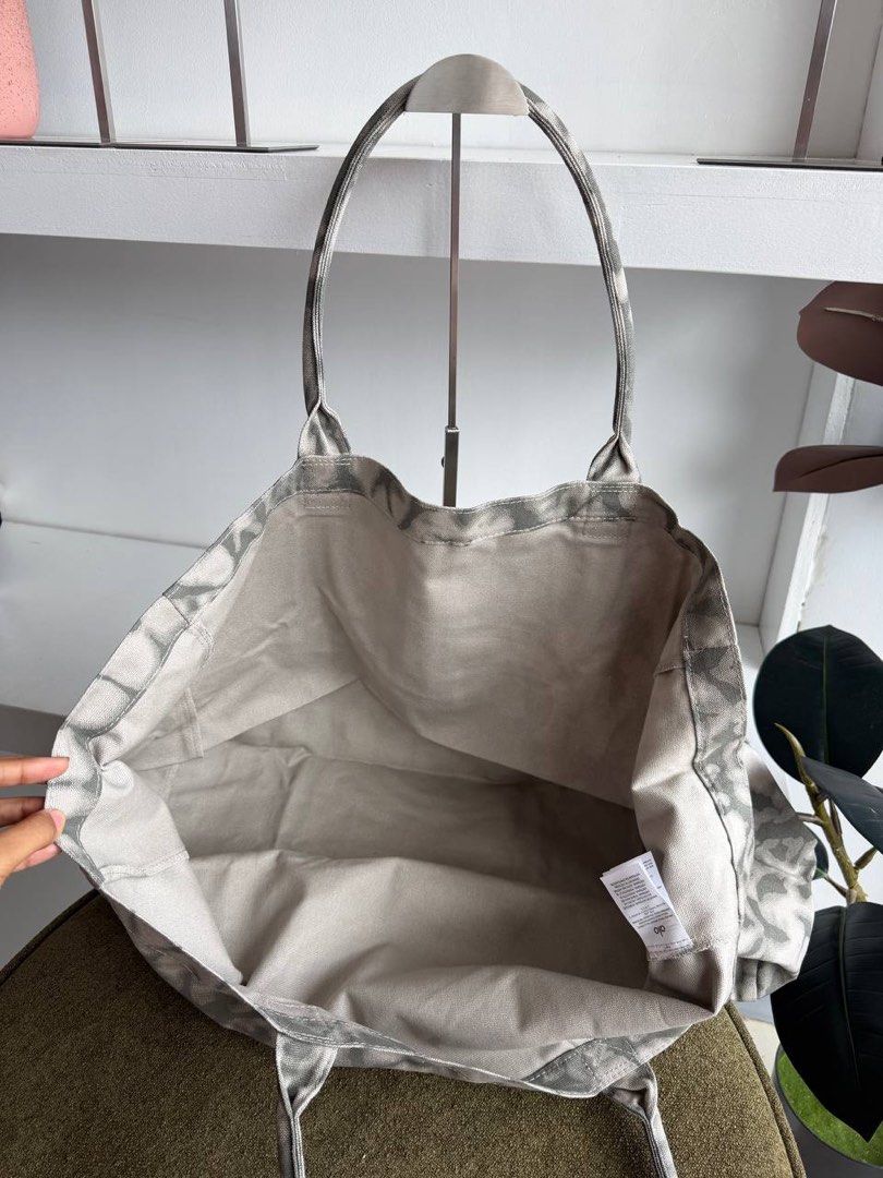 Alo Tote (Category: Shoulder Bags) located in Binan City. Submitted by pinkykeenshop (Listing ID 1470739742, Image 2). Description: .