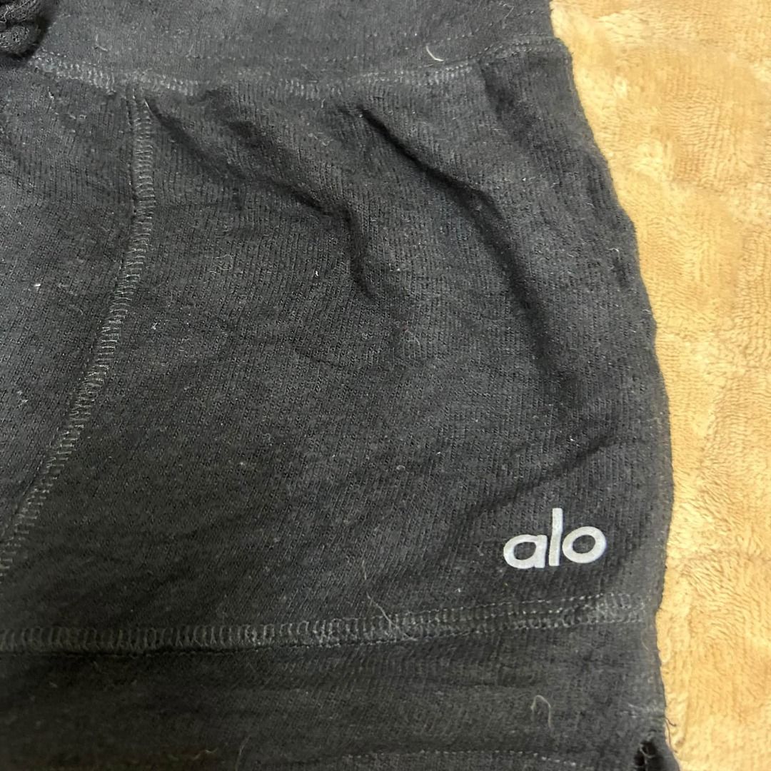 ALO YOGA SHORT (Category: Shorts) located in Caloocan City. Submitted by j3ngsanity (Listing ID 1470666805, Image 2). Description: NEED WASH COLOR RATE : 9 to 9.5.