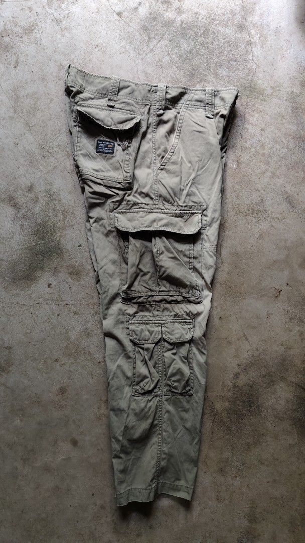 Alpha Industries Cargo Pants Olive Green XL (Category: Joggers) located in Quezon City. Submitted by truedeer_cda94c (Listing ID 1470606791, Image 1). Description: - Brand: Alpha Industries - Color: Olive Green - Size: XL (Waist: 86cm) - Style: Classic military fit with heavy-duty construction - Features: Multiple utility pockets with secure button flaps - Details: Signature Alpha Industries woven patch on side pocket and back label.