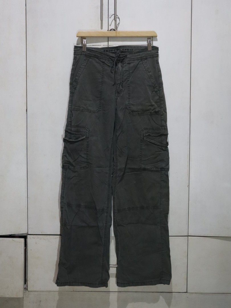 American Eagle Cargo Gray Pants (Category: Other Bottoms) located in Tarlac. Submitted by gatheredthrift (Listing ID 1470666590, Image 1). Description: size: 24-28 | length: 41 condition: 10/10| no flaws I needs wash mine — 399 + sf 》mod: direct JNT (min. 54) 》📍Tarlac.