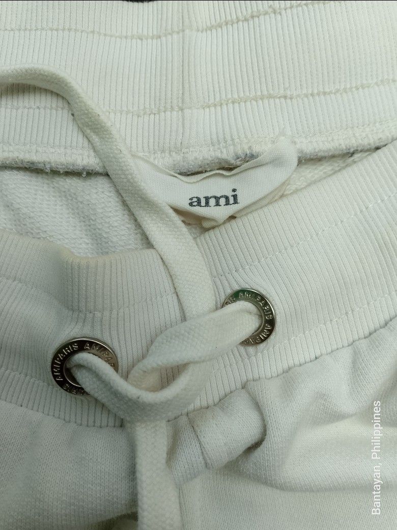 AMI short (Category: Shorts) located in Bantayan. Submitted by rare.palautog (Listing ID 1470595228, Image 2). Description: AMI short Medium W 32-38 L 20.5 Hem 12.5 Need wash DM sa interested 📩 Cebu location 📌.
