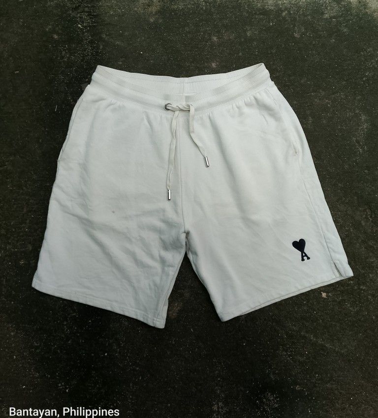 AMI short (Category: Shorts) located in Bantayan. Submitted by rare.palautog (Listing ID 1470595228, Image 1). Description: AMI short Medium W 32-38 L 20.5 Hem 12.5 Need wash DM sa interested 📩 Cebu location 📌.