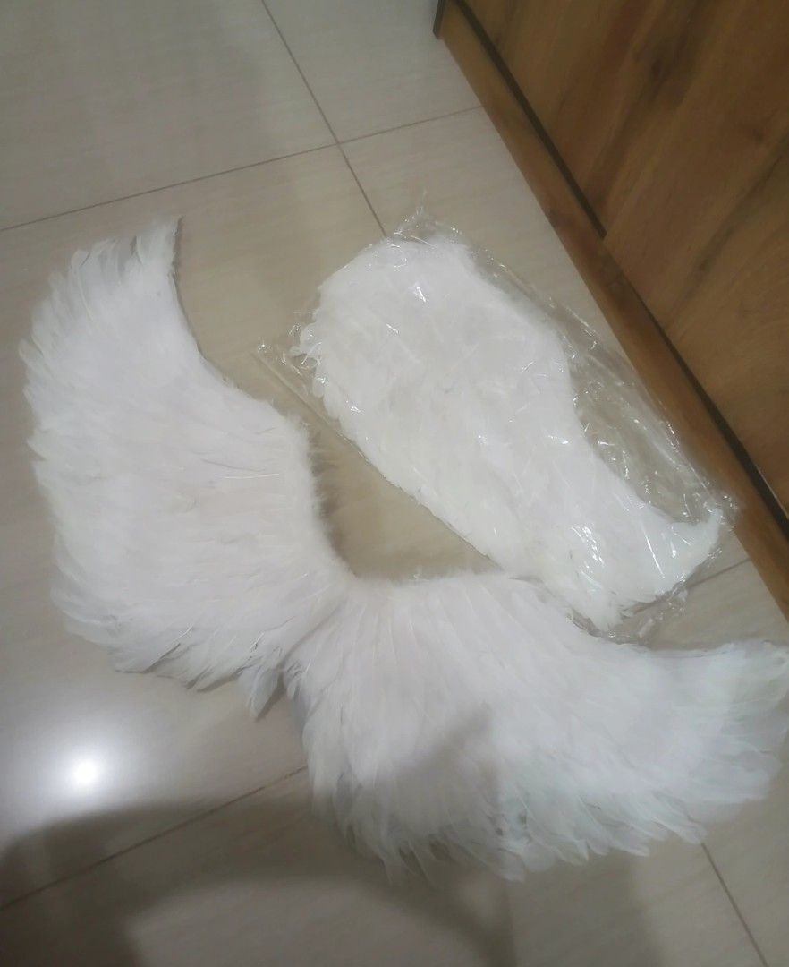 Angel Wings Feather Halloween Costume (Category: Other Accessories) located in Apalit. Submitted by randomsellshop (Listing ID 1470661592, Image 1). Description: 300 rent 400 buy.