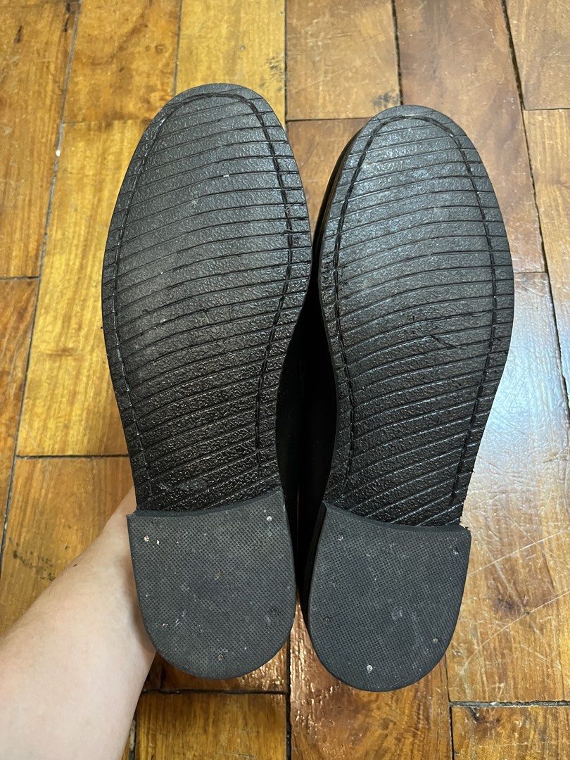 Anniah Men’s Loafers (Category: Dress Shoes) located in Quezon City. Submitted by k_____________ (Listing ID 1470647361, Image 3). Description: Selling Anniah Men’s Loafers in size 8. (Fits like size 10) Dimensions are posted in the photos. Like new. Used twice only on weddings. Bought for 2,250 Selling it low for 1,000 pesos only. You can message Anniah’s for recommended sizing for your feet..