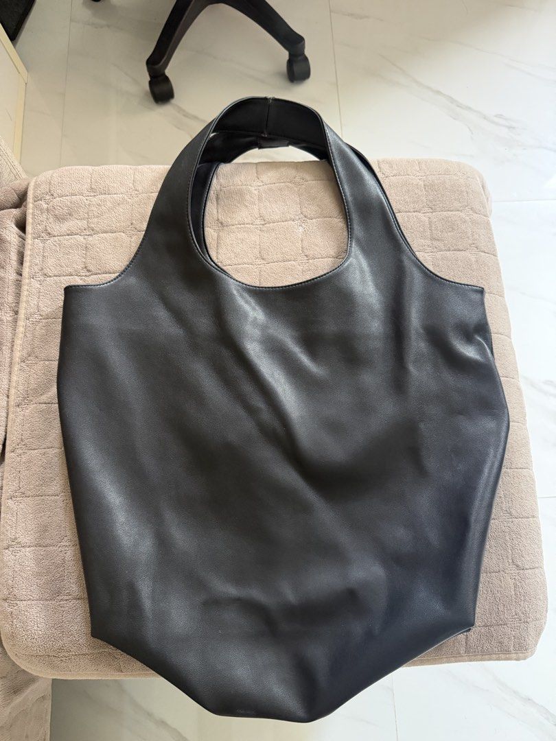 A.P.C. Black Tote Bag (Category: Tote Bags) located in Marikina City. Submitted by lar.luxury (Listing ID 1470585981, Image 2). Description: One handle was sewn already with a leather patch, see photos. Bought for 17k.