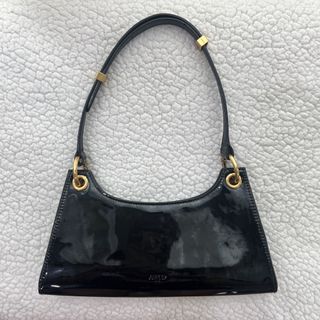 (Category: ) located in . Submitted by nadascloset09 (Listing ID 1470734508, Image 1). Description: .