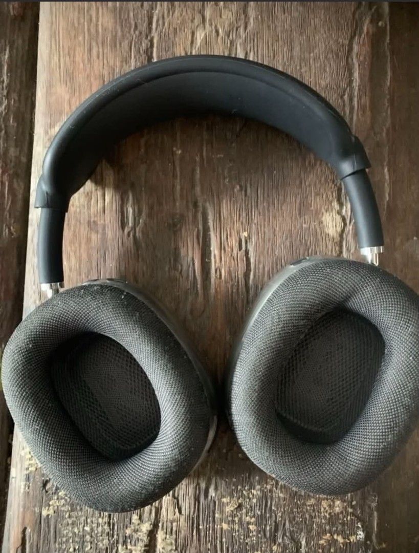 apple airpods max (Category: Headphones & Headsets) located in Manila. Submitted by craulo99 (Listing ID 1470740463, Image 2). Description: for sale / trade sa iphone or samsung phone - no issue - no box - padala lang galing us - 10k slight nego.
