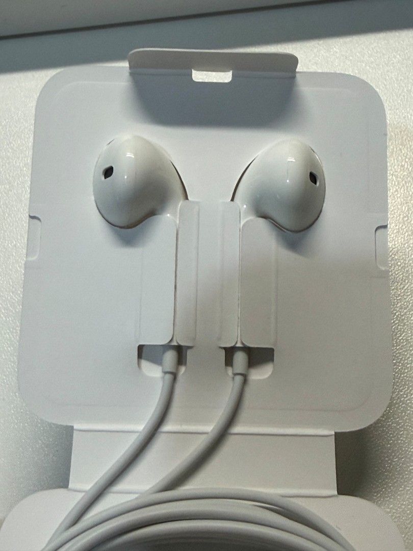 Apple EarPods with Lightning Connector (Category: Earphones) located in Pasig City. Submitted by prelovedbytreena (Listing ID 1470564914, Image 2). Description: - 100% Original Apple EarPods with Lightning plug - Built-in microphone and remote for easy volume and call control - Pristine, zero-wear condition - Color: White Only used once for testing. This came from my iPhone11 Pro Max original package RFS: I prefer Airpods .