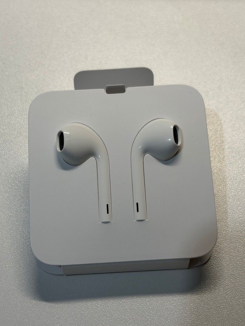 Apple EarPods with Lightning Connector (Category: Earphones) located in Pasig City. Submitted by prelovedbytreena (Listing ID 1470564914, Image 1). Description: - 100% Original Apple EarPods with Lightning plug - Built-in microphone and remote for easy volume and call control - Pristine, zero-wear condition - Color: White Only used once for testing. This came from my iPhone11 Pro Max original package RFS: I prefer Airpods .