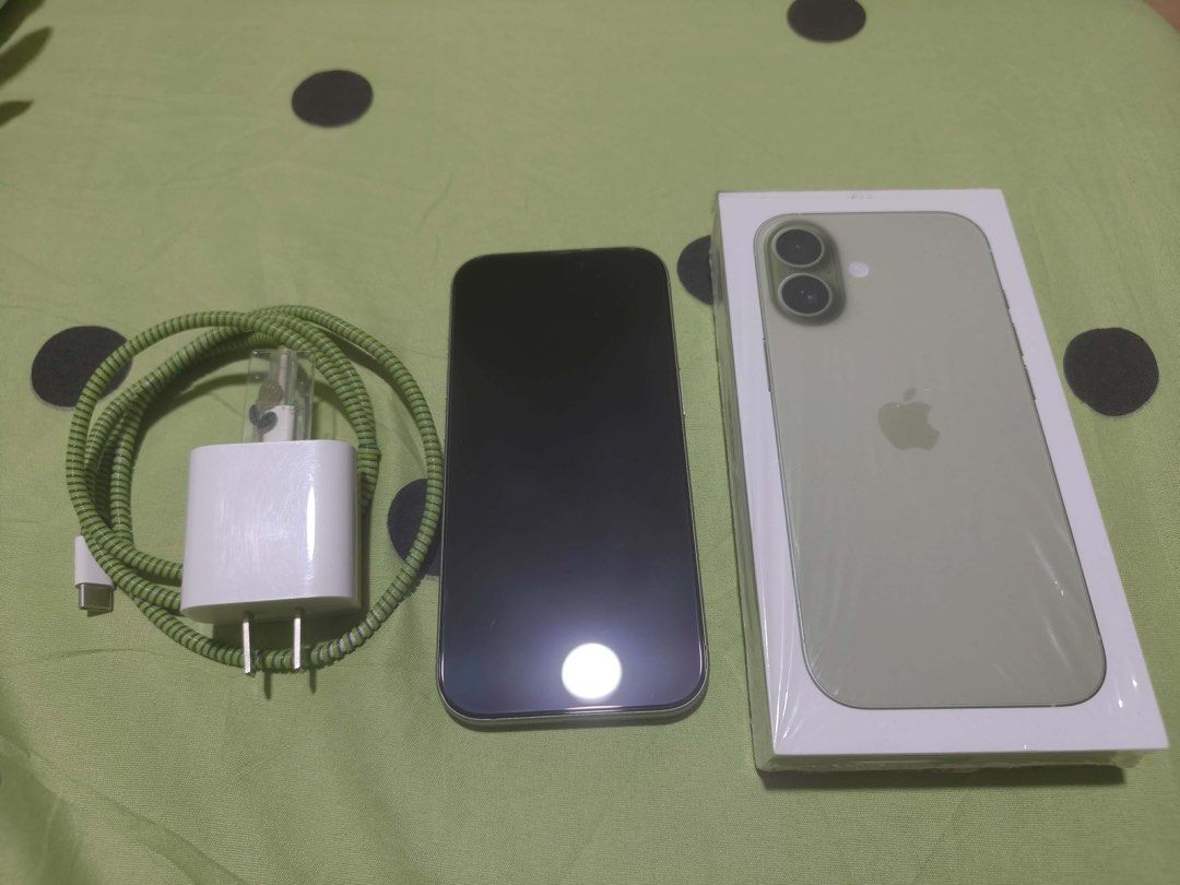 Apple iPhone 17 256GB Sage (Category: iPhone 17 Series) located in Muntinlupa City. Submitted by sai003 (Listing ID 1470668453, Image 2). Description: - Model: Apple iPhone 17 - Color: Sage green - Storage: 256GB - Battery Health: 98% (218 cycle counts) - Warranty: Limited warranty active until March 2027 - Inclusions: USB-C cable, power adapter, and original box - Condition: Smooth performance and clean overall look.