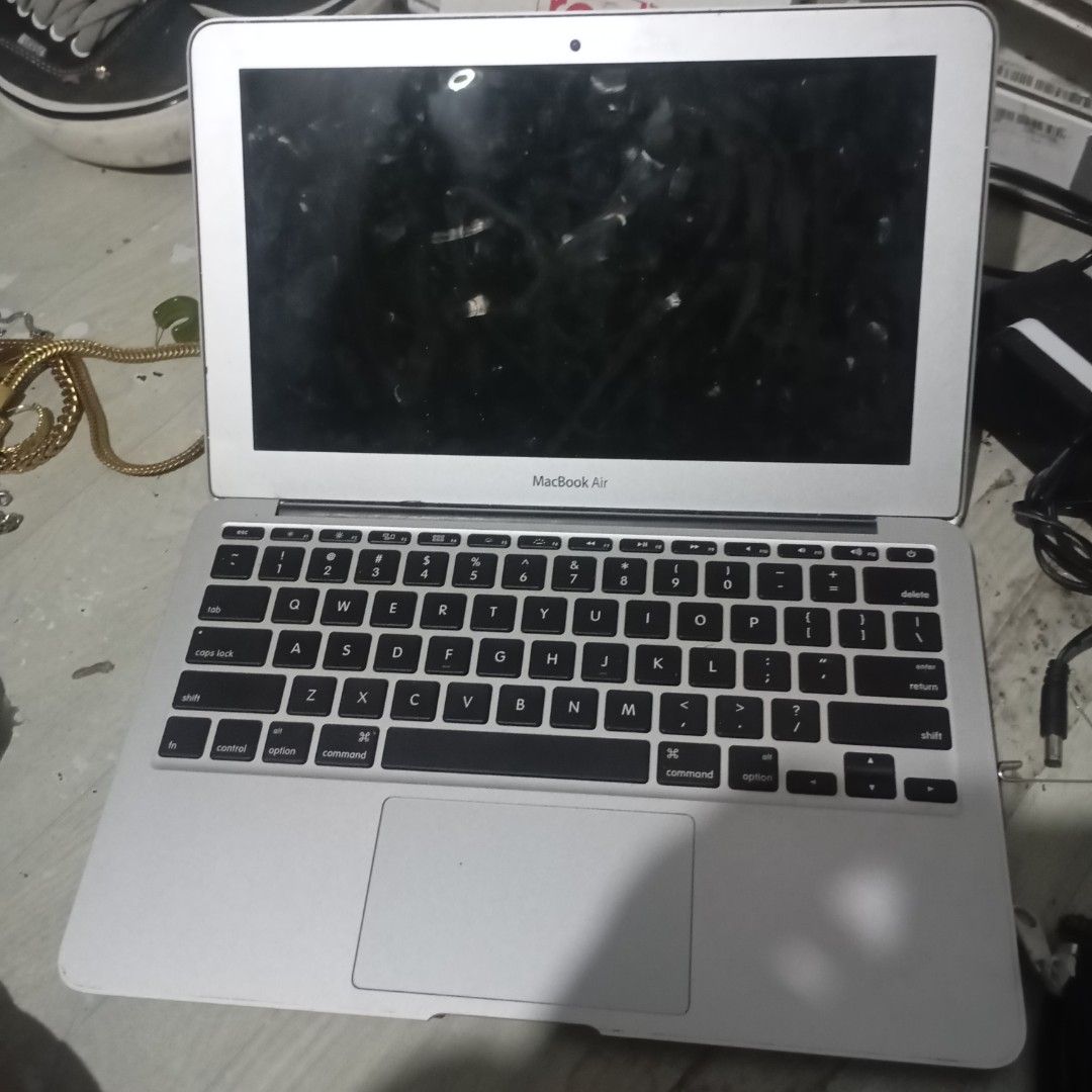 Apple MacBook Air 11-inch Silver (Category: Laptops & Notebooks) located in Manila. Submitted by jhonevanma58082 (Listing ID 1470698992, Image 2). Description: DEFECTIVE MACBOOK NO POWER ₱2500 only Dm nlng po sa mga intersado,thank you.