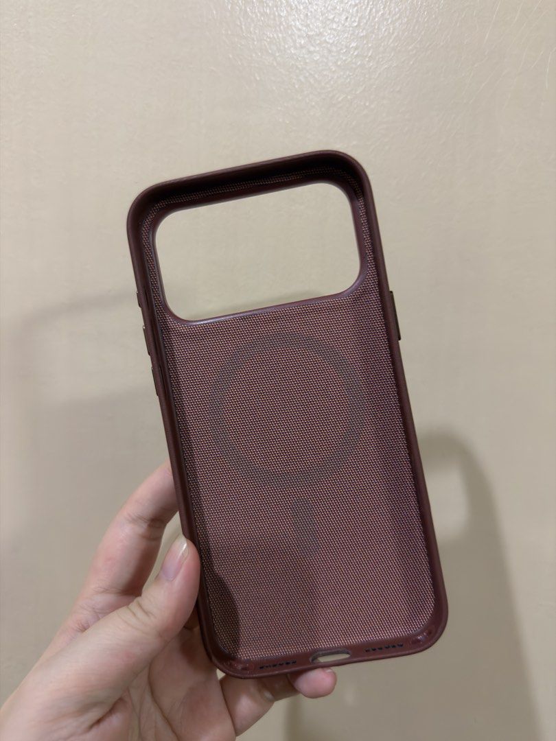 Apple Techwoven Iphone 17 Pro Max Case (Category: Cases & Sleeves) located in Quezon City. Submitted by tanyasy_52 (Listing ID 1470694565, Image 2). Description: with scratches on the bottom part.