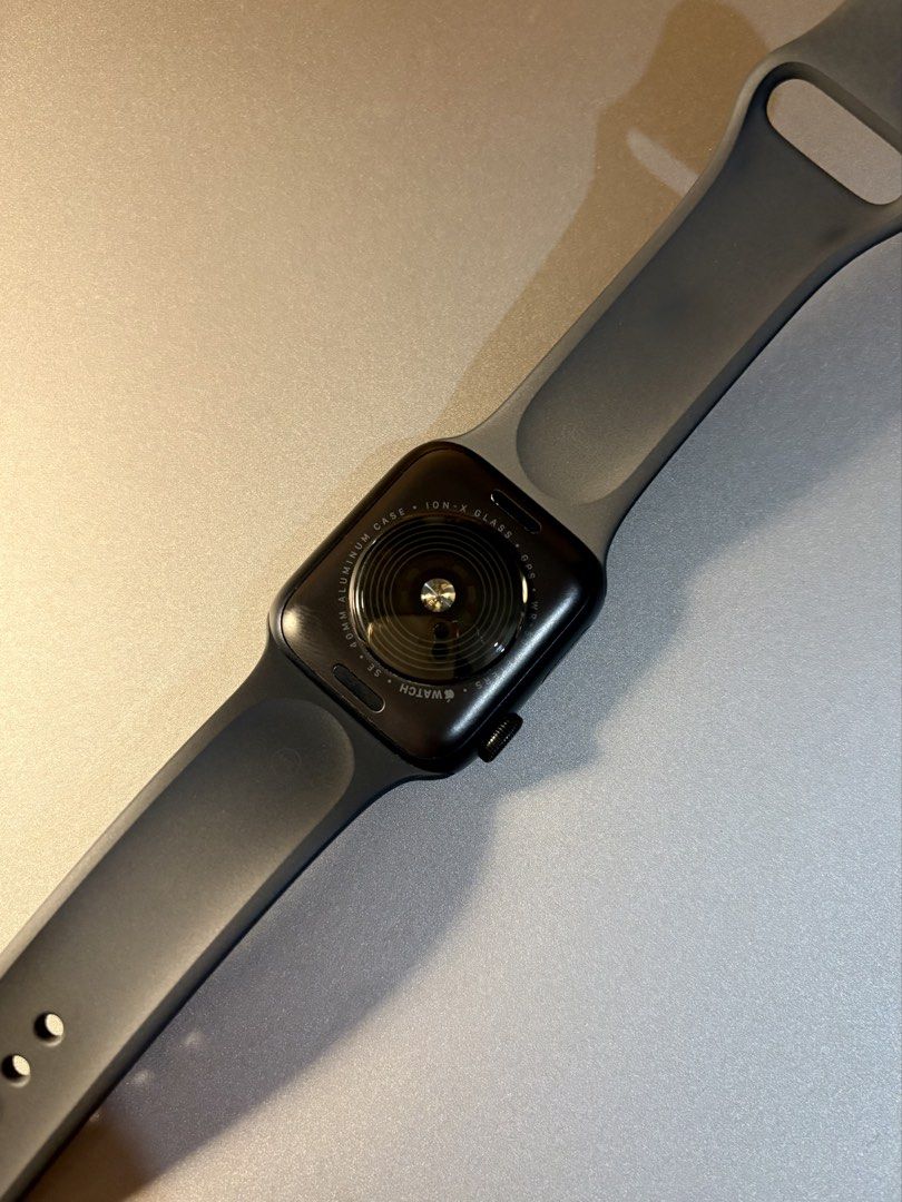 Apple Watch SE3 (40mm/GPS) - Space Gray (Category: Wearables & Smart Watches) located in Makati City. Submitted by gameguitar357 (Listing ID 1470613516, Image 3). Description: Apple Watch SE3 (40mm/GPS) - Space Gray Bought and first used - March 2026 Battery Health: 98% Smooth / Mint / No isssue Complete with box Almost Bnew condition Meetups: Pasay/Makati/BGC .